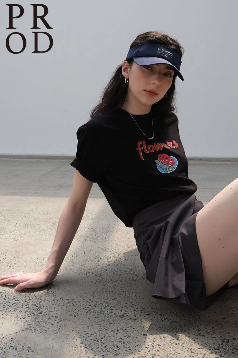 Rose Flower Graphic Basic Short Sleeve T-Shirt / Black - Image 5